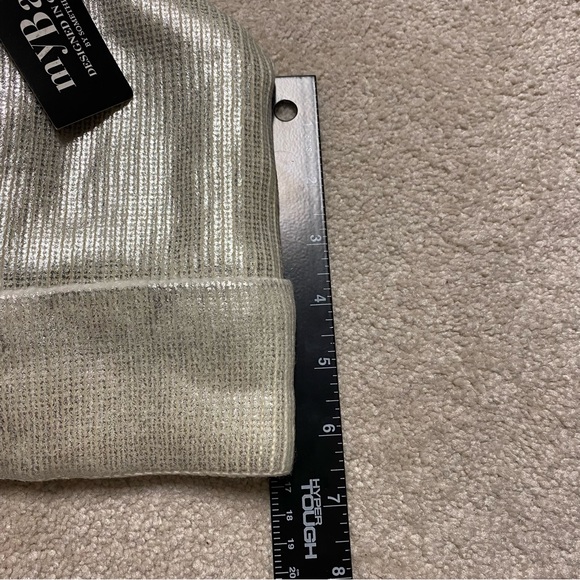NWT Women's Metallic Silver Pom lined Beanie Cuffed Stocking Cap Hat - Picture 6 of 7